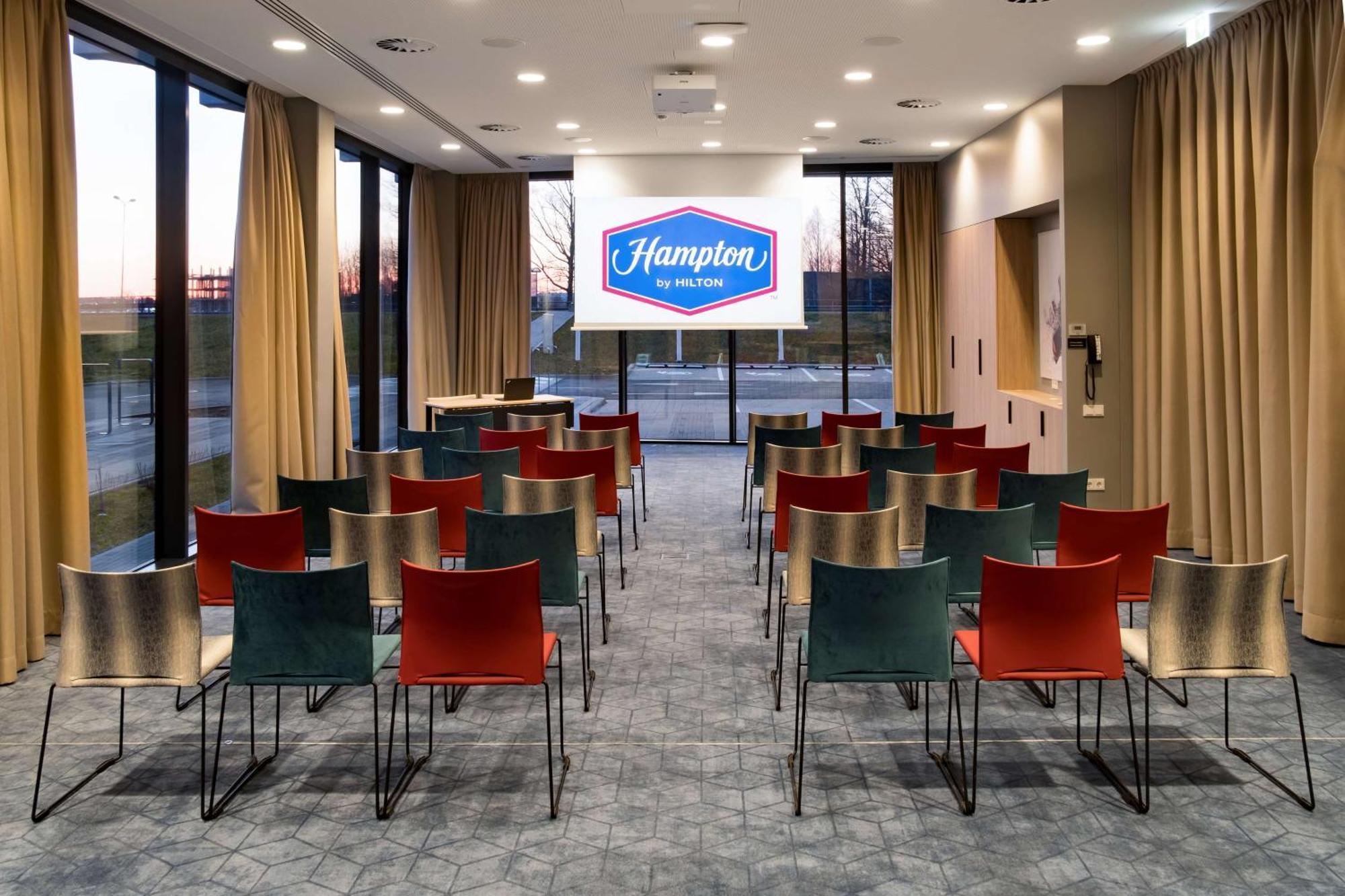 Hampton By Hilton Riga Airport Hotel Exterior foto